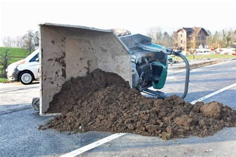 Weggis Lu Baufahrzeug Kippt Zur Seite