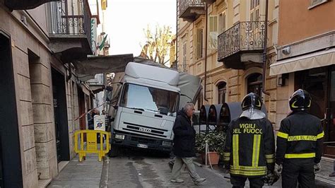 Tir Incastrati Nel Canavese Seguendo Il Navigatore Tra Santhi E Ivrea