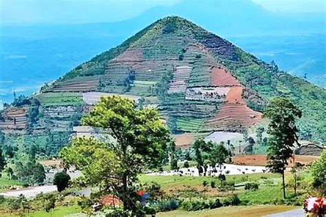 Gunung Padang Di Indonesia Dikatakan Piramid Tertua Di Dunia Dibina