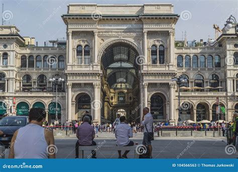 Piazza Del Duomo Zentraler Platz In Mailand Redaktionelles Stockfoto