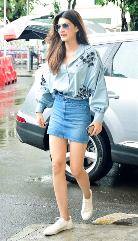 Photo Gallery Kriti Sanon Looks Super Chic At The Airport News Zee