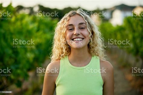 Photo Libre De Droit De Portrait Dune Femme À La Fin De Ladolescence