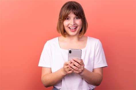 Retrato Encantador Asombrado Alegre Mujer De Cabello Casta O Usando Un