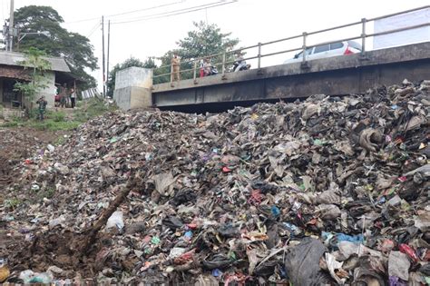 DLH Bersihkan Sampah Di Bantaran Sungai Kwista Gegesik Media Cirebon