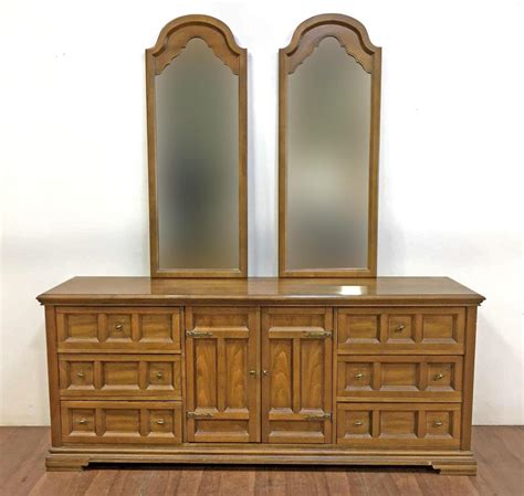 Lot 3pc Bassett Furniture Triple Dresser And Mirrors