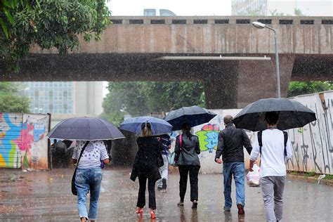 Tempo Ser Nublado E Pancadas De Chuva At O R Veillon Segundo