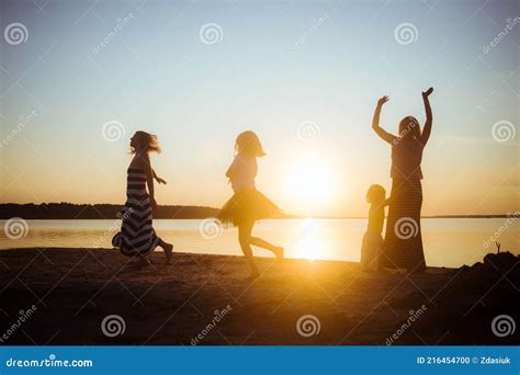 Silhouetten Von Kindern Teenager Und Ihre Mutter Springen Und Spa Am