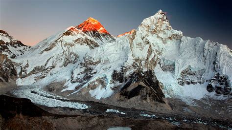 Mount Everest Weg zum Gipfel führt über Leichen GEO