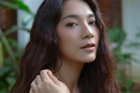 Sosok Wanita Yang Pernah Bersanding Dengan Artis Inisial Rn Sebelumnya