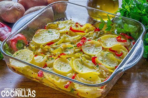 Receta de patatas a lo pobre al horno Guarnición de patatas con pimientos