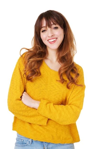 Mujer Joven Sonriendo Con Los Brazos Cruzados Contra Un Fondo Blanco