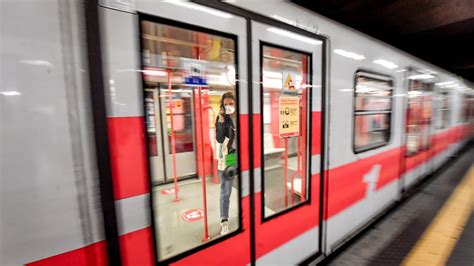 Guasto Sulla Linea Rossa Della Metropolitana Di Milano Ripresa La