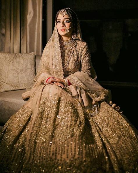 10 Amazing Golden Bridal Lehenga Styles That Went Viral