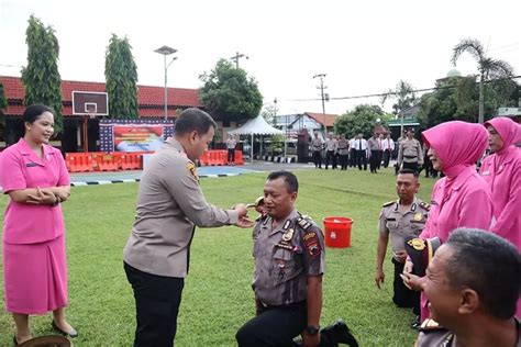 Anggota Polres Batang Naik Pangkat Jelang Pergantian Tahun Baru