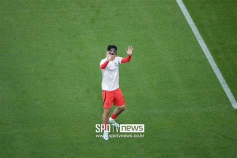 손흥민과 축구 현장 기자석 시점 경기장 꼭대기에서 바라본 손흥민 `가슴이 뭉클합니다` 사진 Zum 뉴스