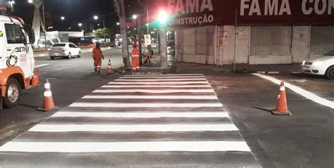 Superintendência Municipal de Trânsito renova pintura em faixas de