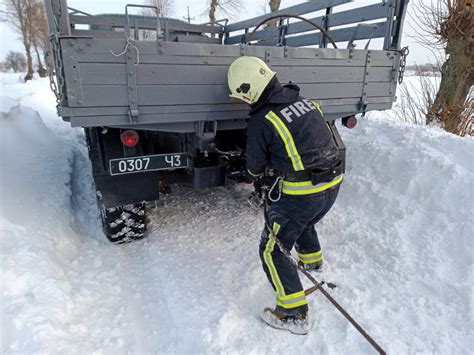 Млинівські рятувальники відбуксирували зі снігового замету шкільний ...