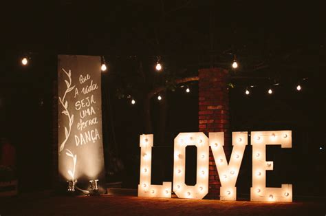 É trend Veja como incluir o letreiro neon na decoração no casamento