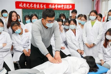 承德医学院主站 院处动态 中医系举办“关注脊柱健康，推拿与你同行”爱心义诊活动