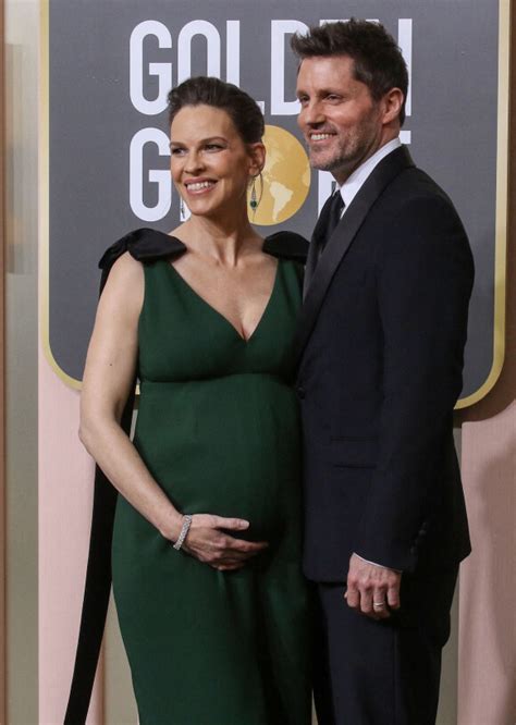 Hilary Swank enceinte à 48 ans son ventre très rond elle fait