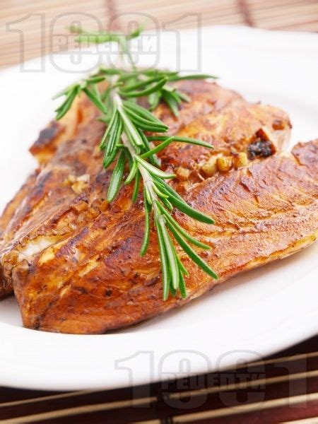 Маринована риба сьомга с чесън в марината от балсамов оцет, зехтин и ...