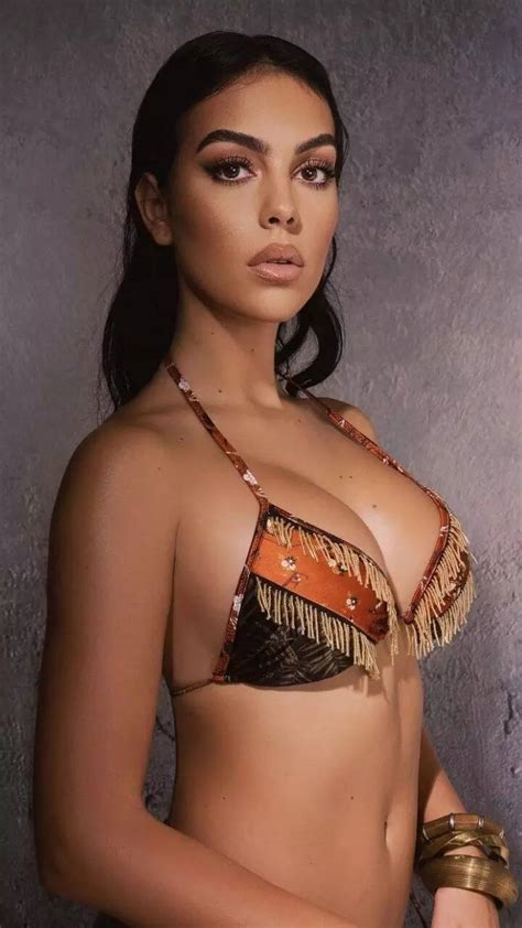 Colega De Clasa Tine Minte Teren Minat Georgina Rodriguez Bikini