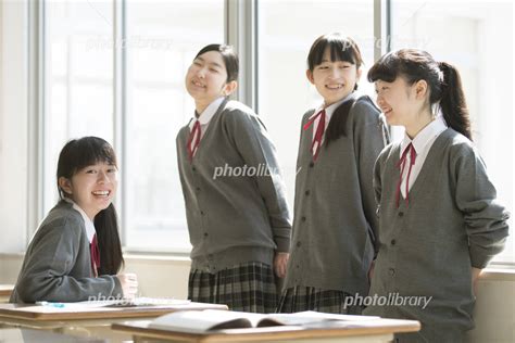 休み時間に談笑をする女子学生 写真素材 5066825 フォトライブラリー Photolibrary