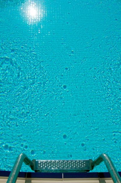 Superficie De La Piscina Azul Fondo De Agua En La Piscina Foto Premium