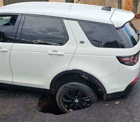 Asfalto Cede E Carro Fica Preso Em Buraco Na Frente De Casa Em Ribeir O