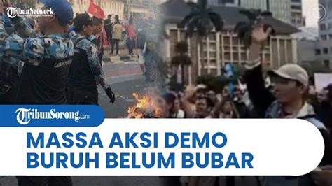 Massa Aksi Sejumlah Elemen Buruh Belum Bubarkan Diri Buruh Mulai Bakar