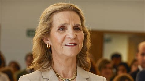 La Infanta Elena Vuelve A La Agenda De La Casa Real Con Un Look De Lo