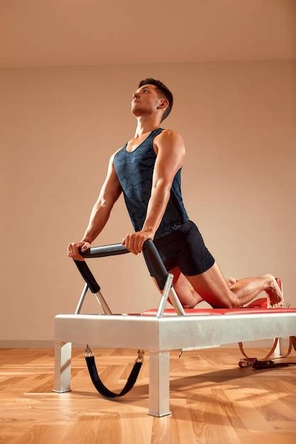 Un Hombre En Forma Haciendo Un Ejercicio De Estiramiento De Yoga