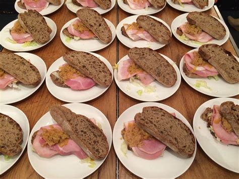 Sandwich Met Beenham Zachte Zuurkool En Honing Mosterdsaus Zuurkool