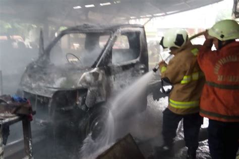 Minibus Terbakar Di Bengkel Las Orang Alami Luka Bakar