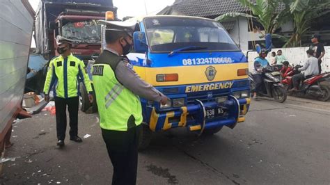 Empat Kendaraan Di Jalur Pantura Cirebon Terlibat Kecelakaan Beruntun