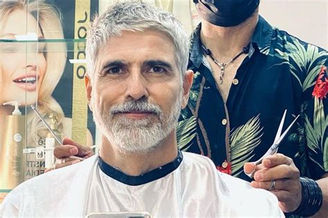 Reynaldo Gianecchini mostra cabelos e barba grisalhos Clooney é você