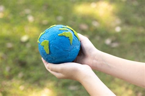 Ni O Joven Con La Mano Sosteniendo El Globo Terrestre En El Fondo Del