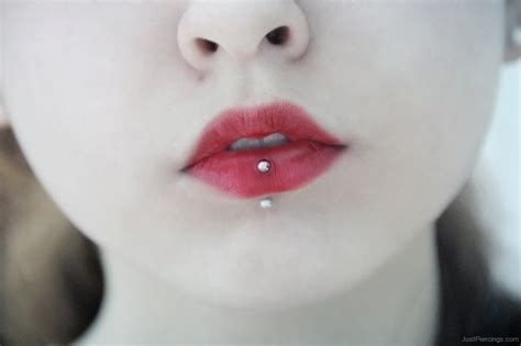 Piercing Vertical Labio Labios Tatuados Letra