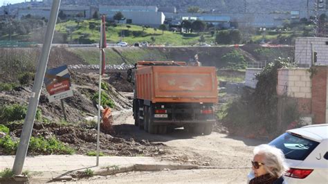 Empresas Y Paseantes Piden Que Se Adecente La Carretera Del Cementerio