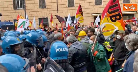 Protesta Dei Lavoratori Alitalia Tensione Tra I Manifestanti E La