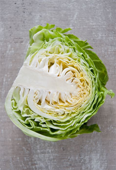 Food Porn Vegan Style ZUPA Z MŁODEJ KAPUSTY Z KASZĄ PĘCZAK I SZAŁWIĄ