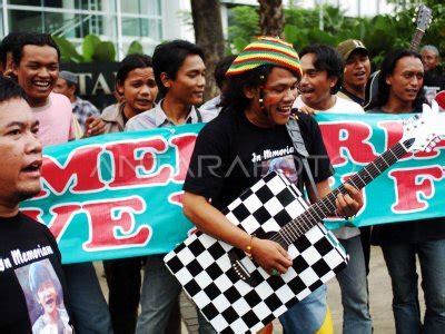 Mengenang Mbah Surip Antara Foto