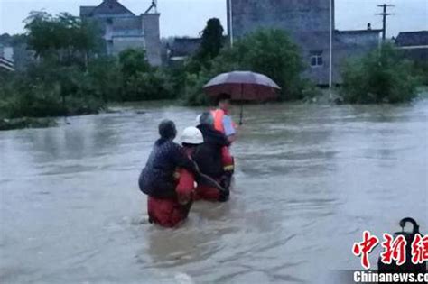 江西遭暴雨逾13万人受灾 消防官兵深夜转移被困群众新浪江西新浪网