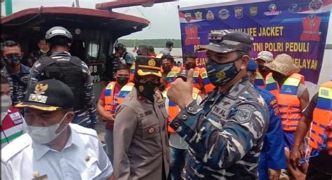 Jaga Keselamatan Di Laut Danlanal Tba Bagikan Life Jacket Kepada