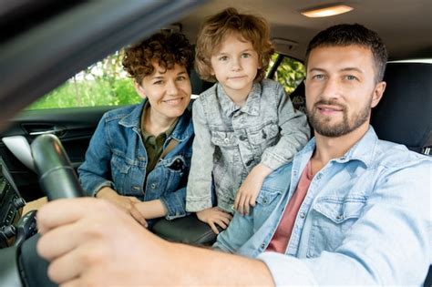 Feliz joven familia contemporánea de tres en chaquetas de mezclilla ...