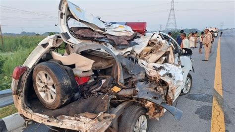 Truck Collides With Patrolling Van On Agra Lucknow Expressway Amar Ujala Hindi News Live