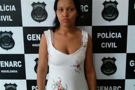 Mulher Presa Acusada De Matar E Enterrar O Filho Rec M Nascido Em