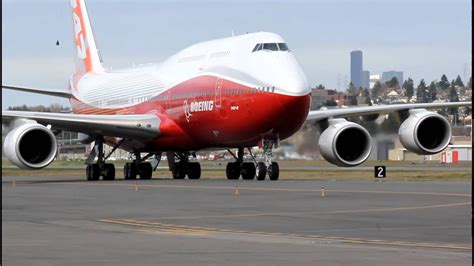 Boeing 747 8 Intercontinental Pulls In After First Landing 747 8i