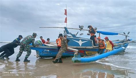 Pencarian Wisatawan Asal Tangerang Yang Hilang Terseret Ombak Di Lebak