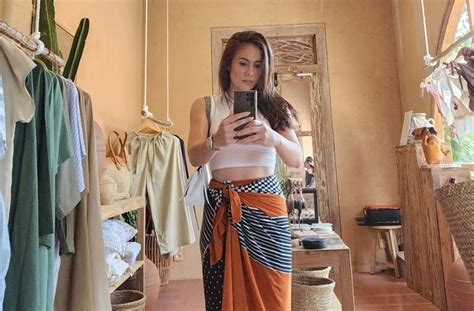 Potret Mirror Selfie Wulan Guritno Hot Mom Berusia Tahun